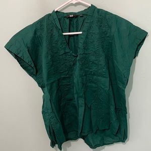 🪁  3/$12 - Uniqlo Top size small